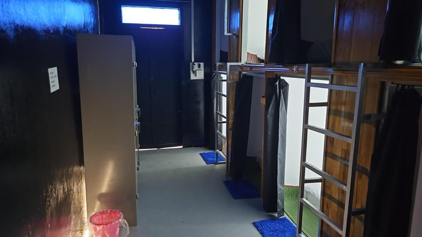Kai Lions International Capsule Hostel Паксе Экстерьер фото