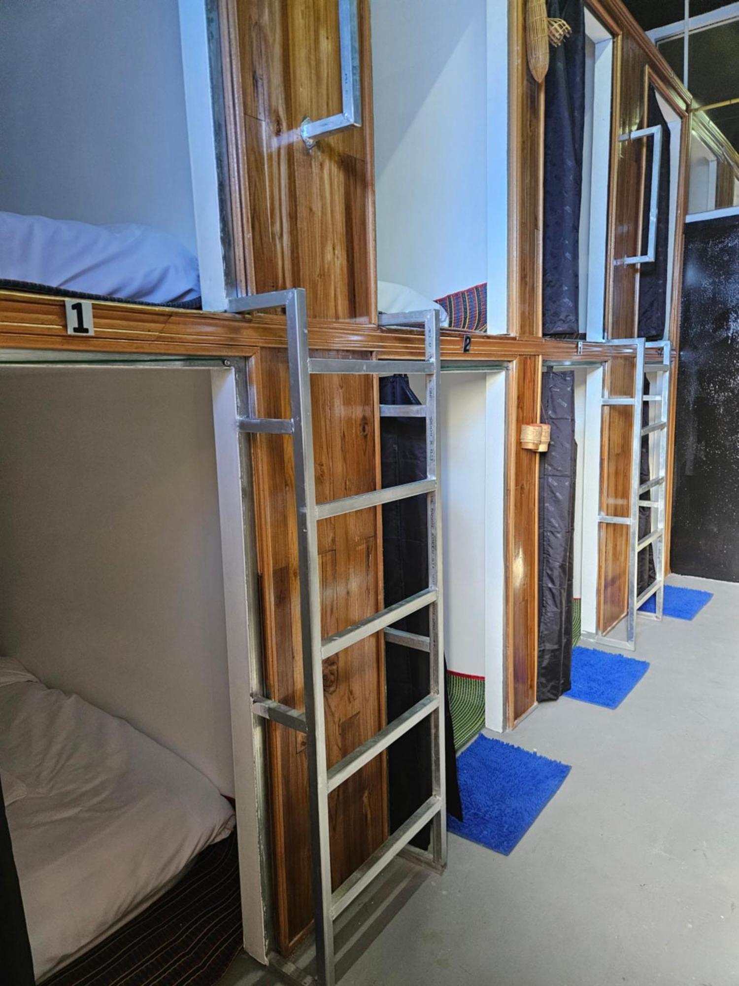 Kai Lions International Capsule Hostel Паксе Экстерьер фото